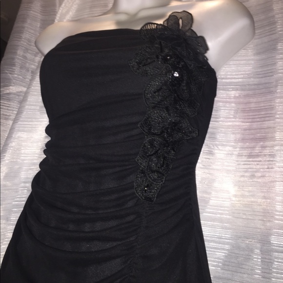 Dresses & Skirts - Little black cocktail dress small